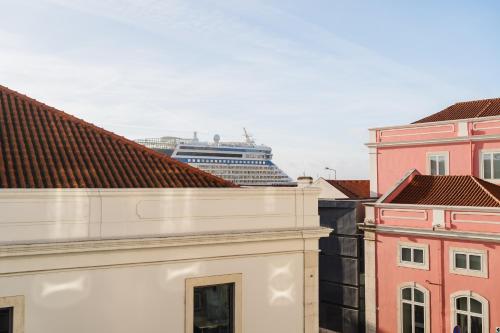 New&Improved Central Lisbon 41 bedRiver front - image 5