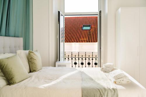 New&Improved Central Lisbon 41 bedRiver front - image 10