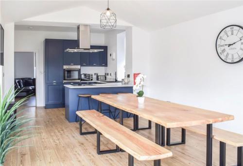 5 Bed cottage with Hot tub in Auchenbowie
