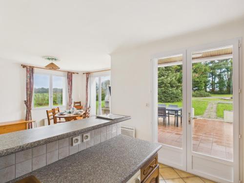 Konyha, Maison jardin et bbq -piscine commune- 4 adt 2 enf in St Reverend