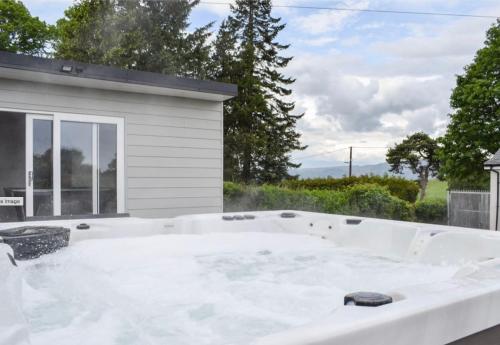 5 Bed cottage with Hot tub in Auchenbowie