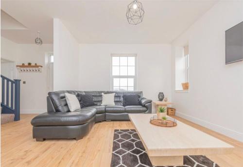 5 Bed cottage with Hot tub in Auchenbowie