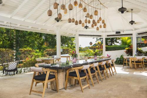 Restaurant, El Encuentro Surf Lodge in Cabarete Beach