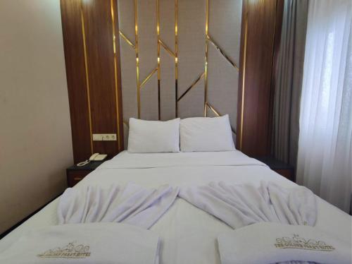 The Golden Pera's Hotel - image 14