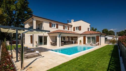 Modern villa Blagdan with pool in Porec – khách sạn tại Kovaci