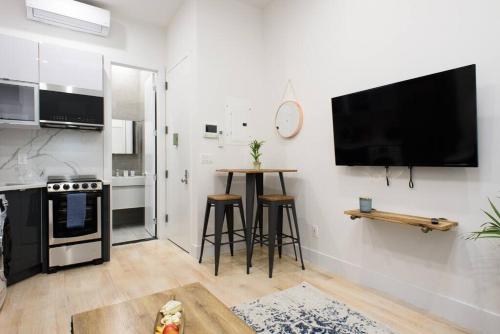 78-4D Quality 1br W&D SKYLIGHT By Central Park in New York, USA