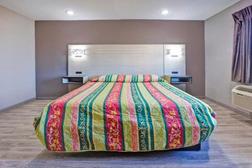 Super 7 Inn Dallas Near Duncanville – Dallas, TX