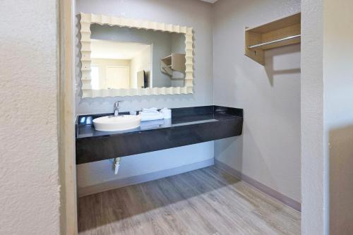 Super 7 Inn Dallas Near Duncanville – Dallas, TX