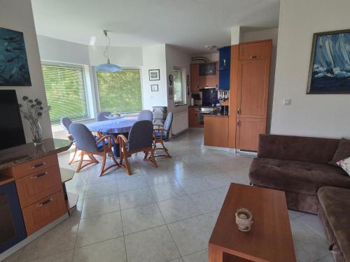 Apartman Srdoč za 8 osoba s privatnim bazenom (Apartman Srdoc za 8 osoba s privatnim bazenom) in Mali Dol