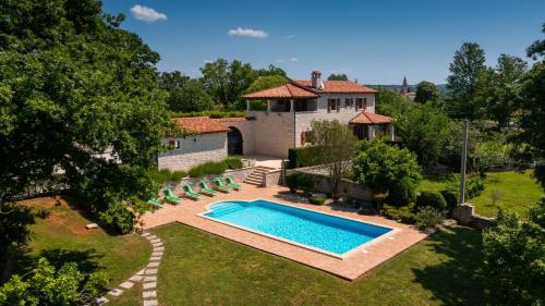 Rustic villa Catarina with pool in Tinjan – khách sạn tại Kanfanar