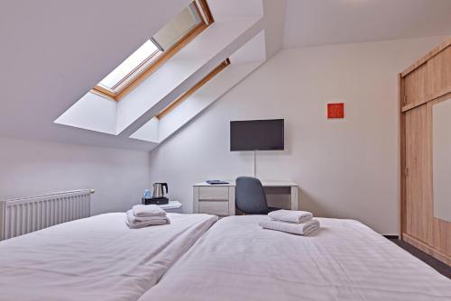 1 queen bed