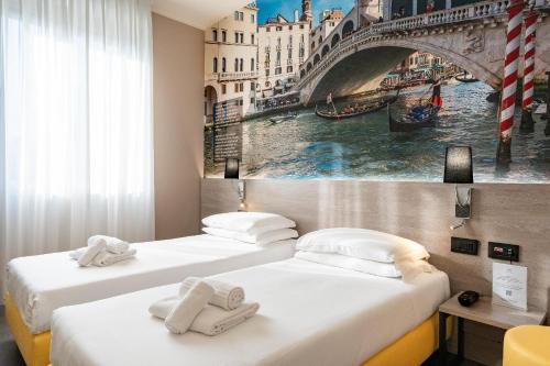 1 king bed, 1 twin bed