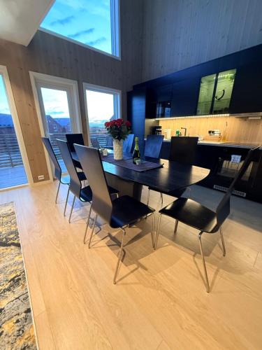 KB - Nordic Luxury Rorbu with Jacuzzi in Stamsund