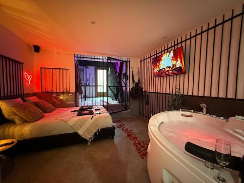 Love Room Prison & Balnéo La Suite Interdite (Love Room Prison & Balneo La Suite Interdite) in Chateau-Landon