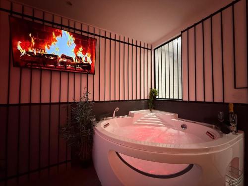 Love Room Prison & Balnéo La Suite Interdite (Love Room Prison & Balneo La Suite Interdite) in Chateau-Landon