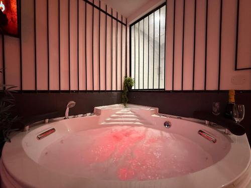 Love Room Prison & Balnéo La Suite Interdite (Love Room Prison & Balneo La Suite Interdite) in Chateau-Landon
