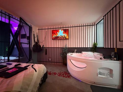 Love Room Prison & Balnéo La Suite Interdite (Love Room Prison & Balneo La Suite Interdite) in Chateau-Landon