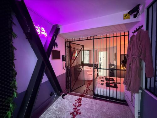 Love Room Prison & Balnéo La Suite Interdite (Love Room Prison & Balneo La Suite Interdite) in Chateau-Landon