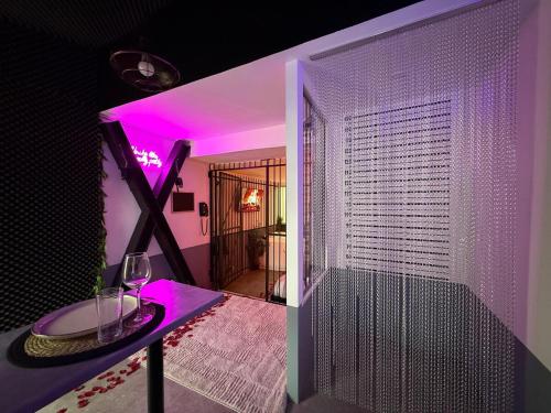 Love Room Prison & Balnéo La Suite Interdite (Love Room Prison & Balneo La Suite Interdite) in Chateau-Landon