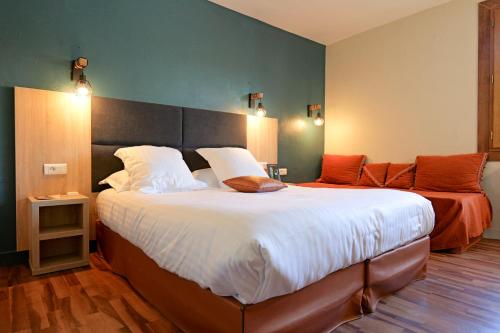 1 queen bed, 1 twin bed