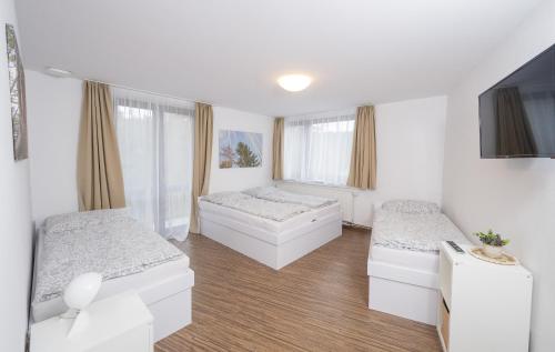 2 bedrooms, 6 beds