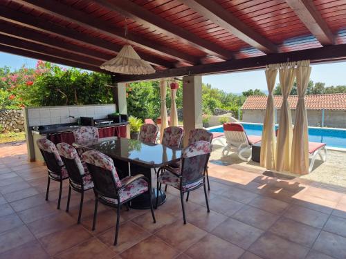 Apartman Srdoč za 8 osoba s privatnim bazenom (Apartman Srdoc za 8 osoba s privatnim bazenom) in Mali Dol