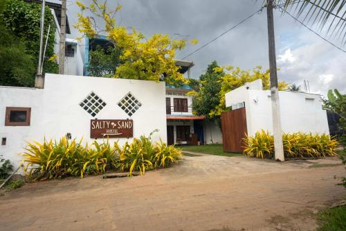 Фасада на хотела, Salty Sand Hostel in Mirissa