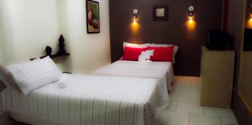 1 double bed, 1 twin bed