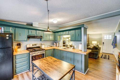 Fall & Winter Port Austin Retreat w/ Fire Pit in Grind Stone City (MI)