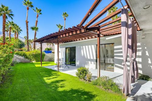 Pet-Friendly Palm Springs Home - 2 Mi to Downtown! in Palm Springs, USA
