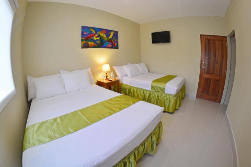 Twin Room with Private Bathroom image 2