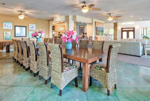 Létesítmények, Luxurious Lakefront Estate: Spectacular Views, Expansive Grounds and Private Jetty in Buchanan Dam