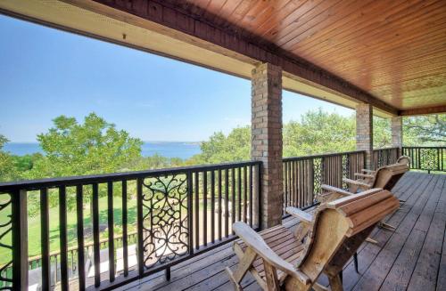 Erkély/terasz, Luxurious Lakefront Estate: Spectacular Views, Expansive Grounds and Private Jetty in Buchanan Dam