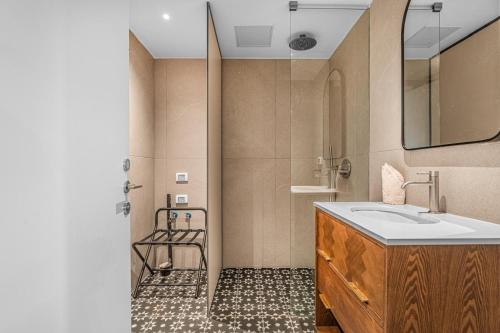 Luxury garden suite with pool view - image 5