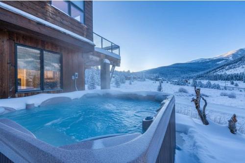 Modern 3BR Chalet with Hot Tub and Mt Quandary Views in Blue River