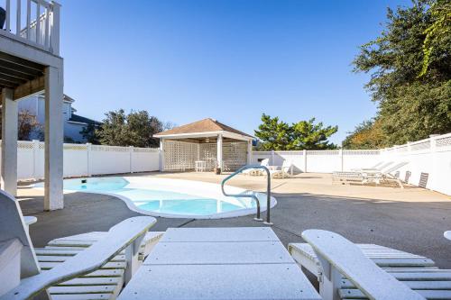Corolla Getaway with Private Pool 5 mins to Beach in 北卡羅來納州科羅拉