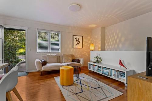 Central 4BR Nook with Backyard by Western Springs