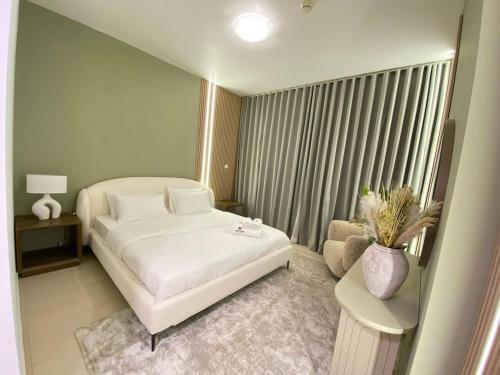 Modern 2BR in Skycourt Tower A - Free Parking - Pool and Gym - image 4