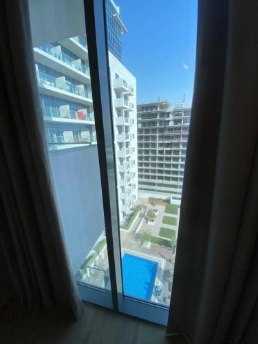 Two-Bedroom Apartment with Prime Metro Access - image 10
