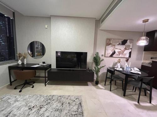 Elegant Studio in Difc - Skyline Views Pool Gym - image 5