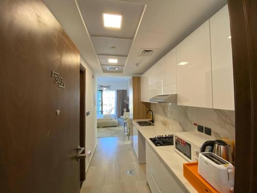 Cozy Studio Apartment with Balcony - main image