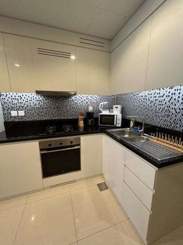 Modern 2bhk Apartment with Stunning City Views - image 5