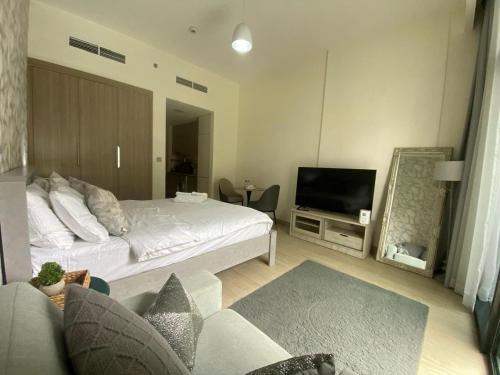 Studio Apartment with Pool and Gym Access - image 7