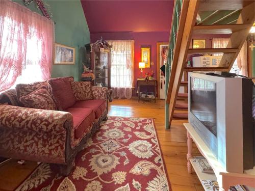 Blue Crystal Hideaway – Eureka Springs, AR