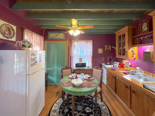 Blue Crystal Hideaway – Eureka Springs, AR