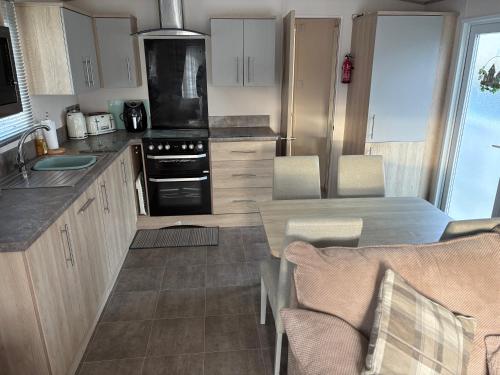 Home from Home at the Hendersons Caravan in คิลวินนิง