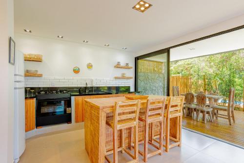 廚房, PF129 Linda Casa a 5min da Vila de Praia do Forte in 福特海灘