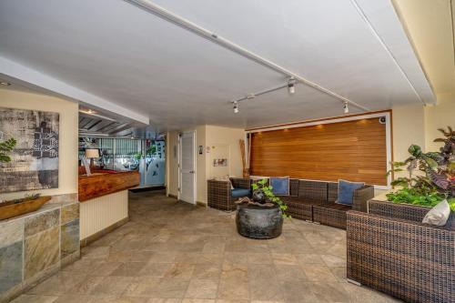 Marbella Lane - Breezy Studio at Diamond Head Beach Hotel in Diamond Head