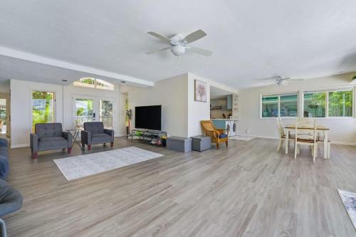 Marbella Lane - Luminous Seascape Ocean View in Kaneohe (HI)
