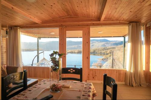 Holiday Home Krupac Lake – khách sạn tại Niksic